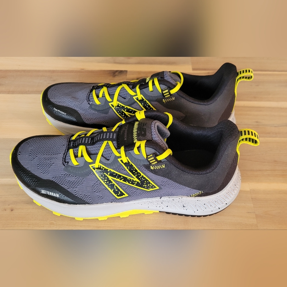 New Balance Trail Sneaker Size 6 Boys (7.5 Women)